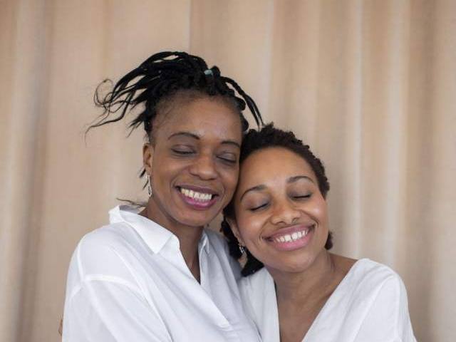 Mãe e filha abraçadas, sorrindo