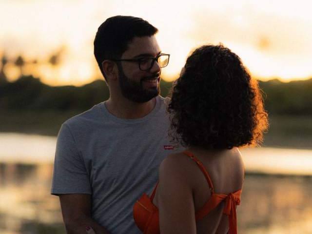 Casal abraçado ao pôr do sol